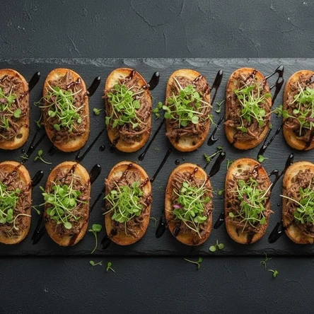 Брускетта с томленой говядиной